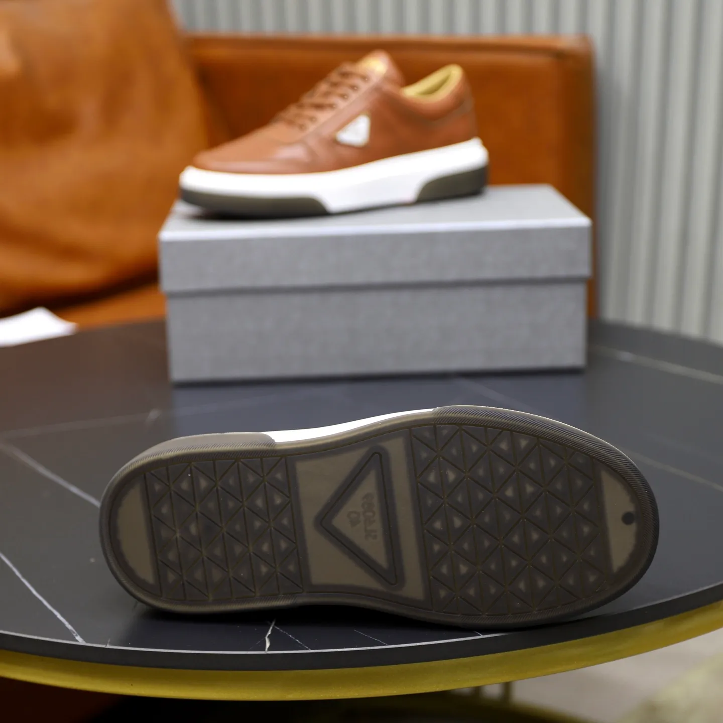 Factory price: 720💰Top original order Brand: PRADA (Prada) Standard code: Men's size 38/44 (45 can be customized) Grade: Same as the official website Material: Original cowhide stitching imported cowhide lining Original combination two-color wear-resistant soft outsole Style category: Leisure and sports version Young fashion European and American trend British style Color: Actual picture color